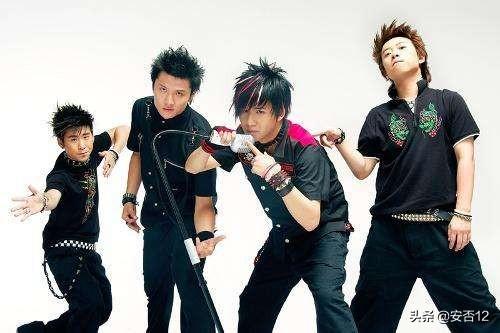 嘻唰唰歌词完整版，嘻唰唰歌词（十年前他们的洗脑神曲火遍全国）