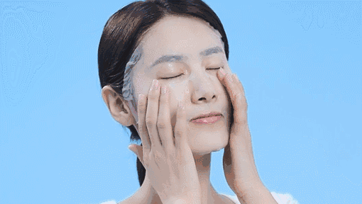 脸部出油怎么改善，脸部出油怎么改善肤质（脸上总是油光泛泛“勤洗脸”能缓解出油）