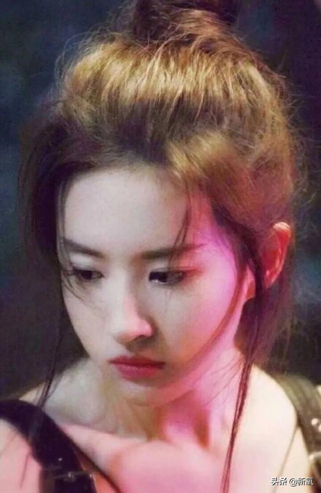 发际线粉会堵塞毛孔吗，发际线粉的危害（关晓彤才23岁就秃了）