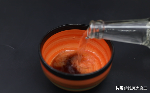浴室水垢怎么清除，怎么去除卫生间的水垢小窍门（轻轻一擦水垢全去除）