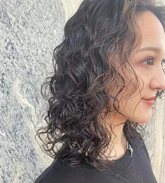 好看又自然的中长卷发，这种烫法才是真正的免打理