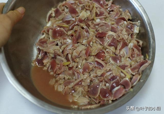 炒鸡胗怎么样又嫩又脆，如何做辣椒炒鸡胗又嫩又脆（炒鸡胗，如何又香又脆）
