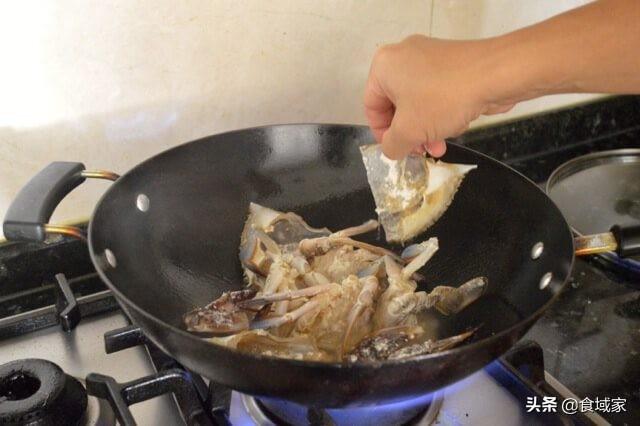 螃蟹怎么杀，杀螃蟹的方法（10步教你处理活螃蟹技巧。附鲜美葱姜炒蟹）
