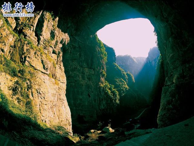 重庆有哪些地方，重庆必去的十个地方（建筑公路复杂多变也被网友戏称为“迷宫一样的城市”）