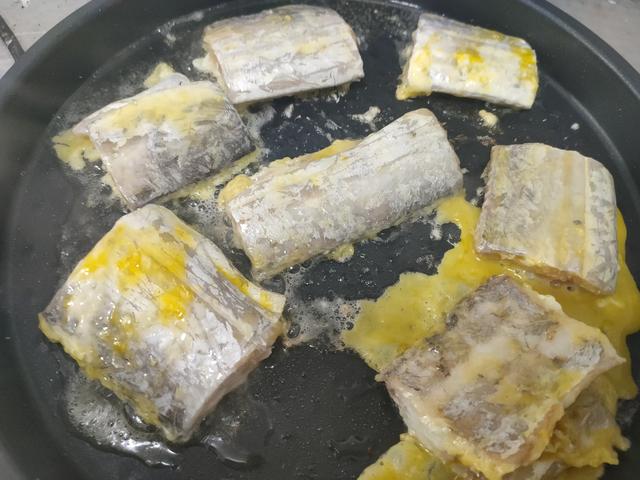 清炖带鱼的做法有哪些，怎么做清炖带鱼（别再放面粉了）