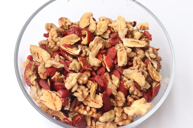 简单阿胶糕做法，简易阿胶糕的做法（过年招待亲朋好友准没错）