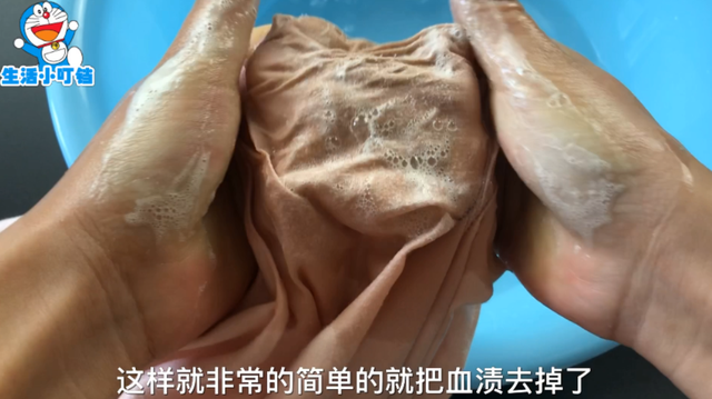洗血渍的最佳办法，血渍清洗妙招（用它搓几下就彻底干净了）