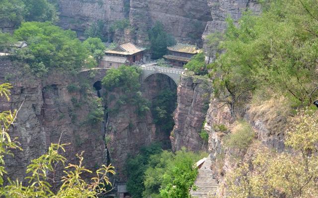 僧、尼、道共居一山修行  承德丰宁白云古洞景区，僧、尼、道共居一山修行（有一桥飞架两山之间的千年古刹）