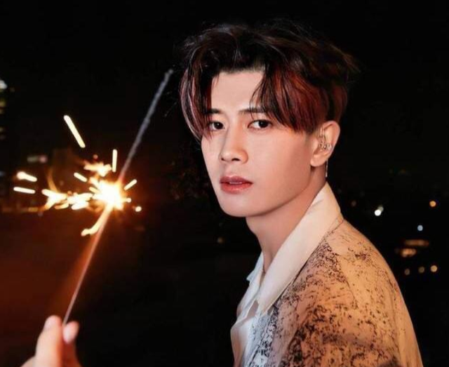 谭松韵的老公是谁，谭松韵丈夫（任嘉伦罕见陪妻子逛街）