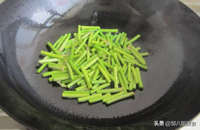 蒜苔怎么炒才容易熟，不要直接炒或者焯水