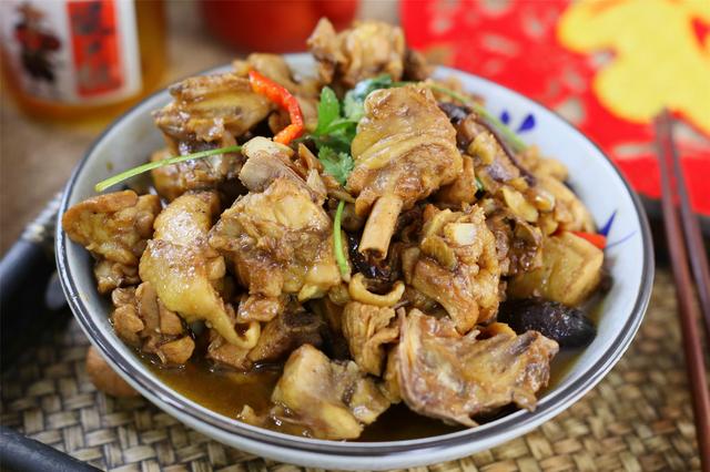 生炒鸡块怎么炒好吃，生炒鸡块怎么做好吃（鸡肉里外都香）