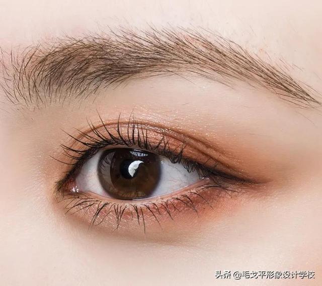 眼妆的技巧，眼影的化妆技巧（眼妆怎么画，干净自然不显脏）