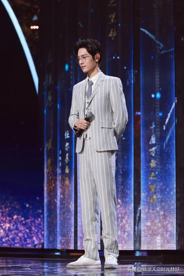 肖战手机壁纸无水印   高颜值小哥哥安利一下，肖战手机壁纸高清壁纸 满屏无水印（暖心男神肖战三十款高清时尚穿搭手机壁纸、背景图～怎么穿都好看）