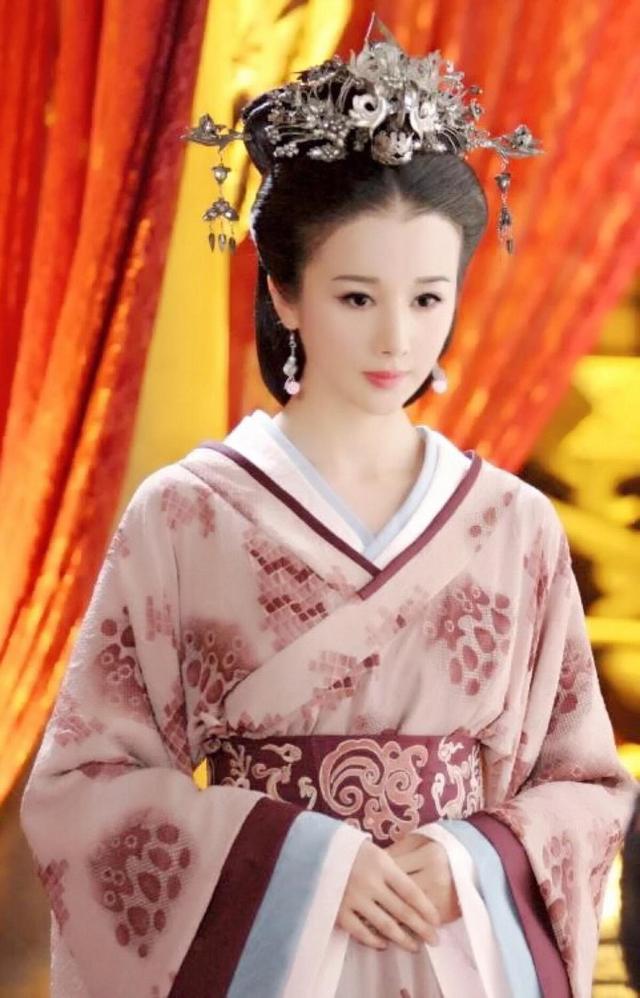 谁怜越女颜如玉，赞美三个美女的诗句（嫁得好对女人最重要）