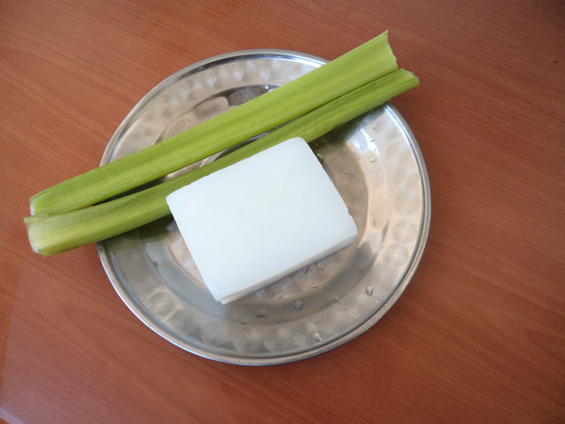 【芹菜炒燜子】做法步驟圖 適合冬天的減肥餐 幾塊錢搞定-起舞食譜網