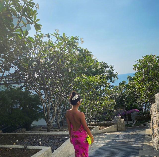 男生能穿女式泳衣开叉吗，跟男朋友泡温泉穿什么衣服好（穿泳装秀尤物身材）