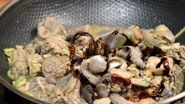 炖小鸡的家常做法，小鸡炖蘑菇的家常做法（鸡肉鲜香嫩滑不腥不柴）