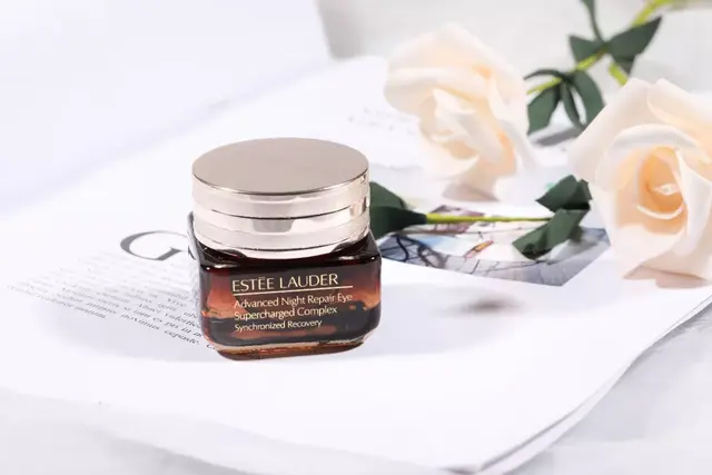 雅诗兰黛眼霜好用吗，雅诗兰黛红石榴球型眼霜好用吗（雅诗兰黛新款抗蓝光眼霜真这么厉害）