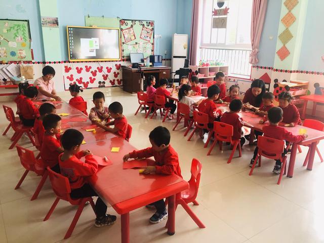 可爱小绵羊，可爱的小绵羊视频（《可爱的小绵羊》图片）