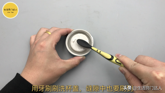 保温杯怎么清洗，新买的保温杯怎么清洗（保温杯脏了别只会水冲）