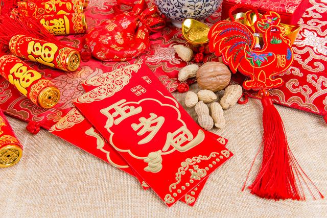 压岁钱是什么意思，梦见给孩子压岁钱是什么意思（对孩子进行金钱教育更有意义）