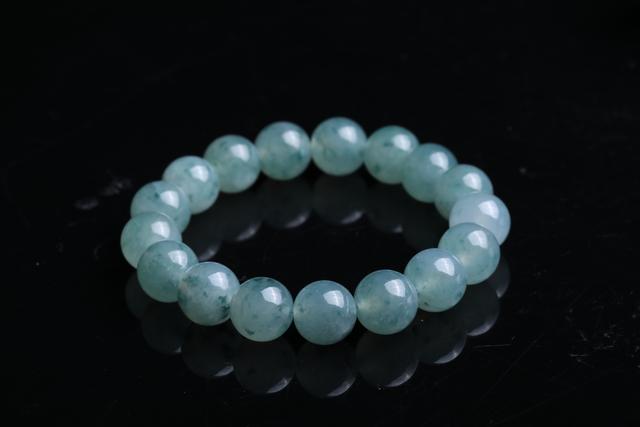 玉会越戴越透吗，为什么玉会越带越透（翡翠会越戴越透，这是错觉吗）