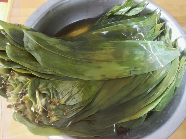 干粽叶怎么处理才能包粽子，干粽叶怎么处理才能包粽子粽子的包法（包粽子不开裂、不漏米）