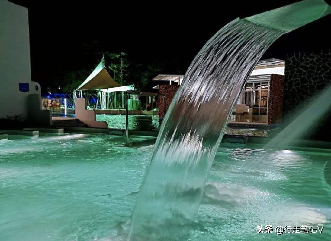 座落于从化温泉风景区内,建于国内仅少数的含氡苏打温泉泉眼之上,出水