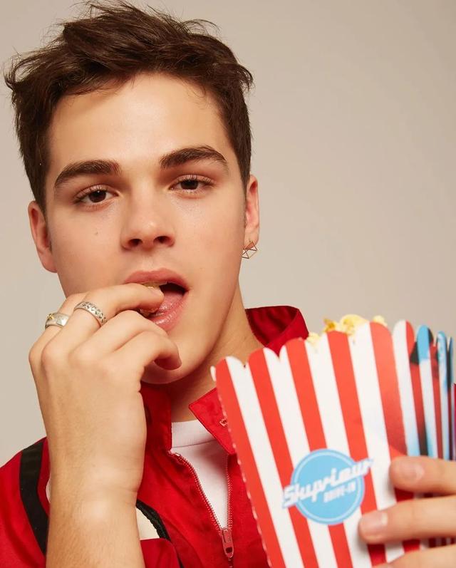 aj 是什么，aj系列所有款式图片（18岁美国新生代男歌手高高瘦瘦白白净净）