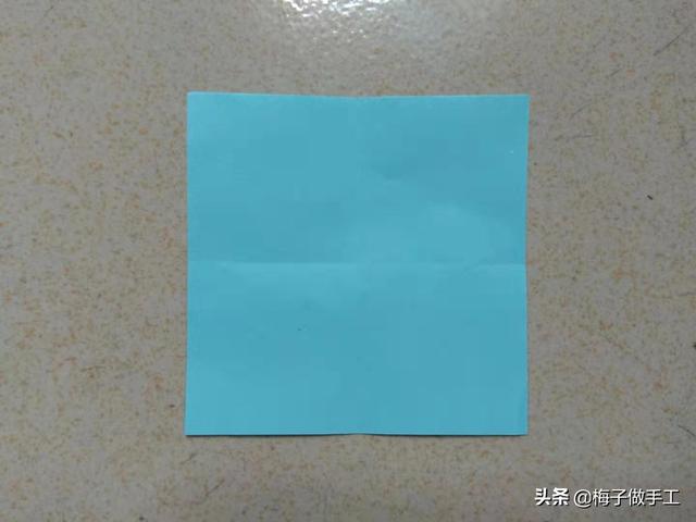 省空间的裤子折法，折裤子最省空间的折法（衣服和裤子怎么折最简单）