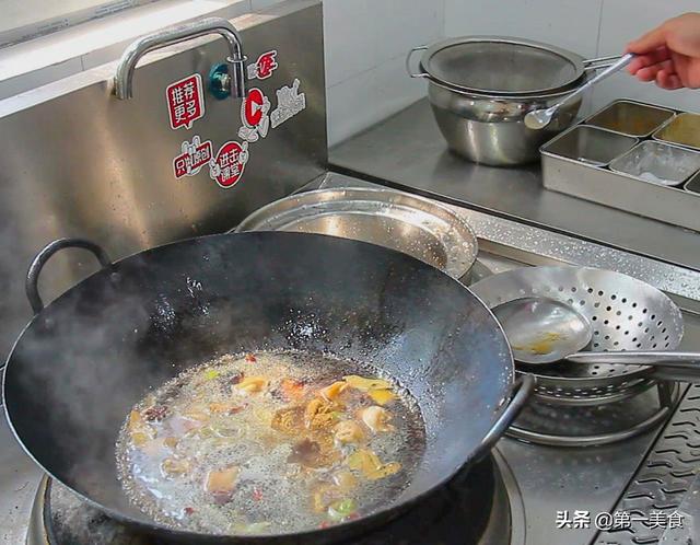 分享家乡一道红烧猪脚方法，过年待客来盘红烧猪蹄