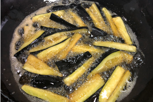 鱼香茄子煲步骤，鱼香茄子煲制作方法（家庭版鱼香茄子煲）