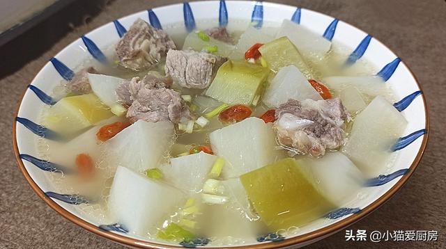 怎样煲萝卜猪骨汤，怎样煲萝卜猪骨汤好喝（过年后试一试这道“骨头萝卜汤”）