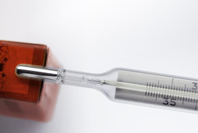 水银温度计的使用方法，水银温度计图片（水银温度计打碎之后）