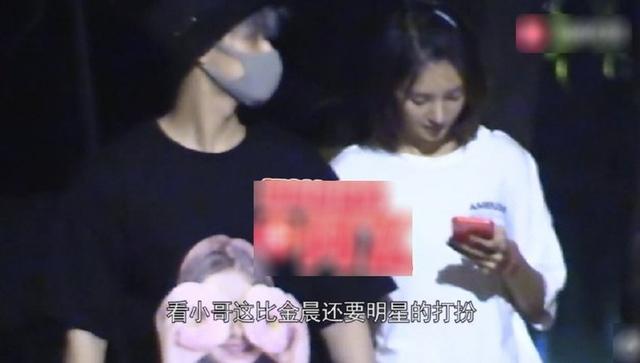 董又霖称姨父成龙人生槽点多、调侃蔡徐坤球技，却绝口不提金晨