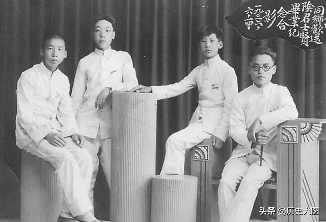 民国女学生服装，民国时期女学生校服的款式叫什么（女学生统一穿旗袍）