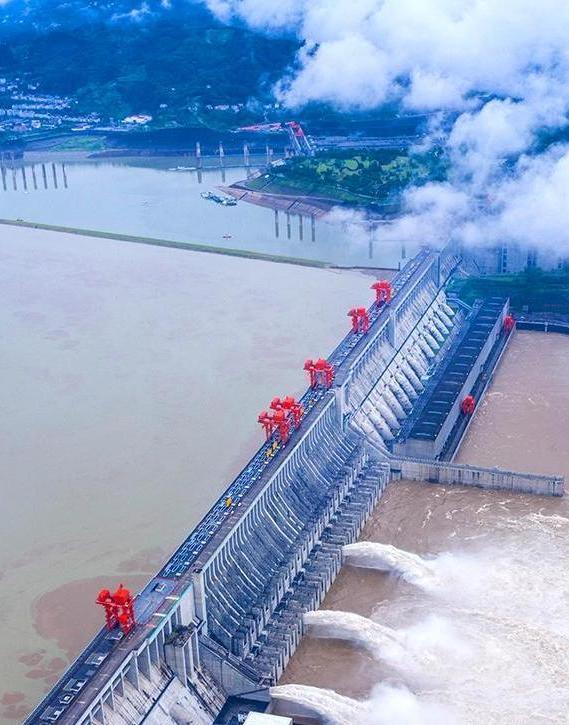 长江泄洪区在哪里，今年长江泄洪区在哪里（三峡大坝开启10孔泄洪）