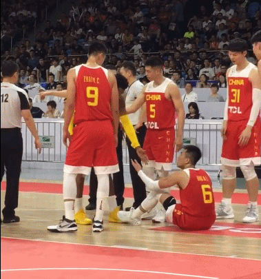 李楠回应周琦近况，中国男篮12人照片（郭艾伦回应对手动作大）