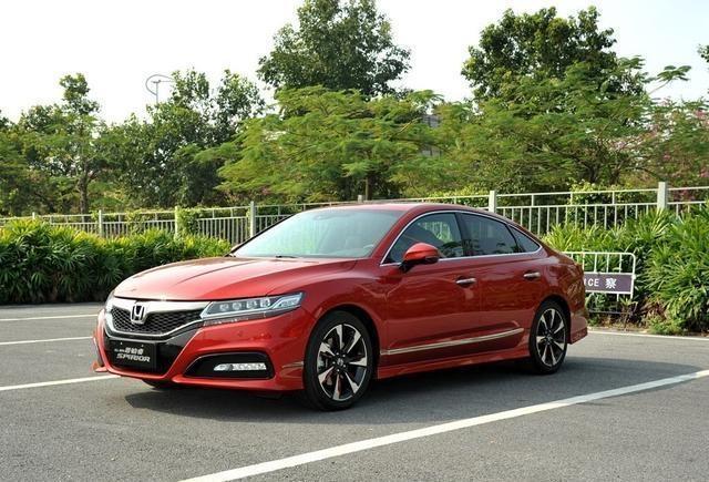 思铂睿和雅阁哪个好，17款本田思铂睿怎么样（本田思铂睿和雅阁哪个值得入手呢）