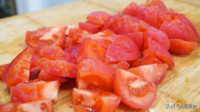 西红柿炒鸡蛋怎么炒才好吃，西红柿炒鸡蛋要怎么做才好吃呢（难怪酒店的西红柿炒鸡蛋那么好吃）