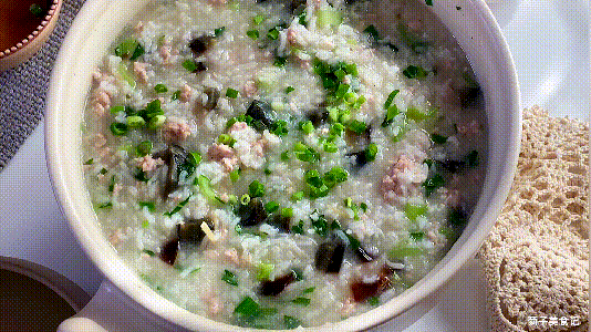 皮蛋粥怎么做最好吃，皮蛋瘦肉粥是怎么做的（教你煮皮蛋瘦肉粥）