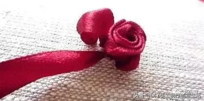 丝带玫瑰花教程，漂亮的丝带玫瑰蝴蝶结发卡（缝制精致好看的玫瑰丝带绣）