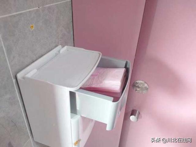 学校蹲坑怎么垫卫生巾，女性如何尿到矿泉水瓶子里（乡村小学给女生厕所放卫生巾）