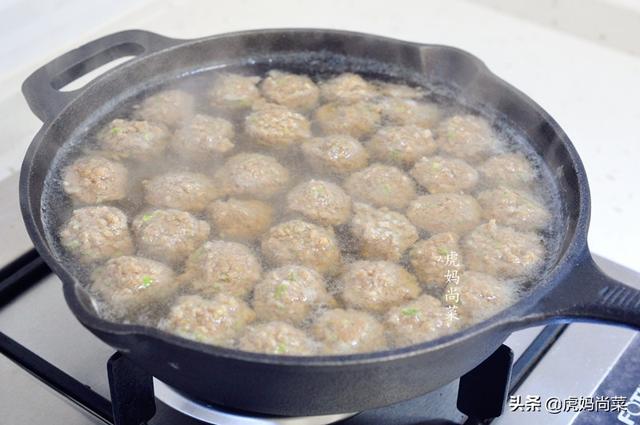 羊肉丸子火锅怎么做，羊肉丸子火锅的做法（做火锅羊肉丸子它是重要配料）