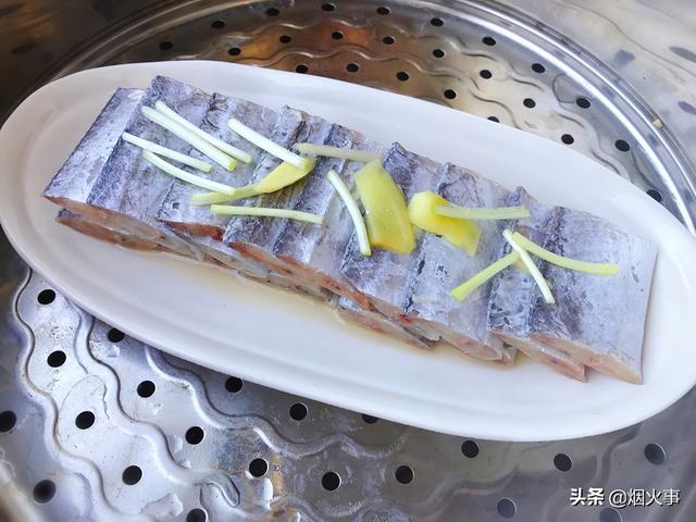 清蒸带鱼的家常做法，如何做清蒸带鱼最好吃（鱼肉软嫩连汤汁都很下饭）