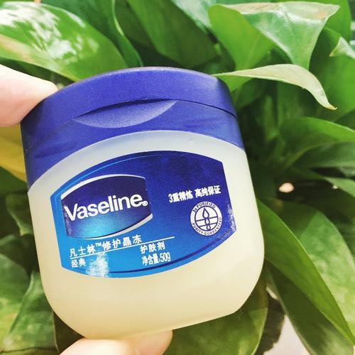凡士林太油了怎么办，油皮用凡士林会怎么样（它可不能当唇膏也不能够上脸）