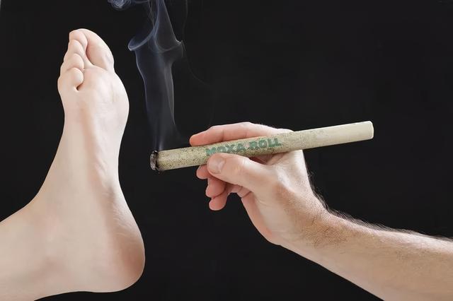 艾灸后怎么看湿气排出，艾灸怎么知道寒气排出来了（艾灸之后有这些反应）