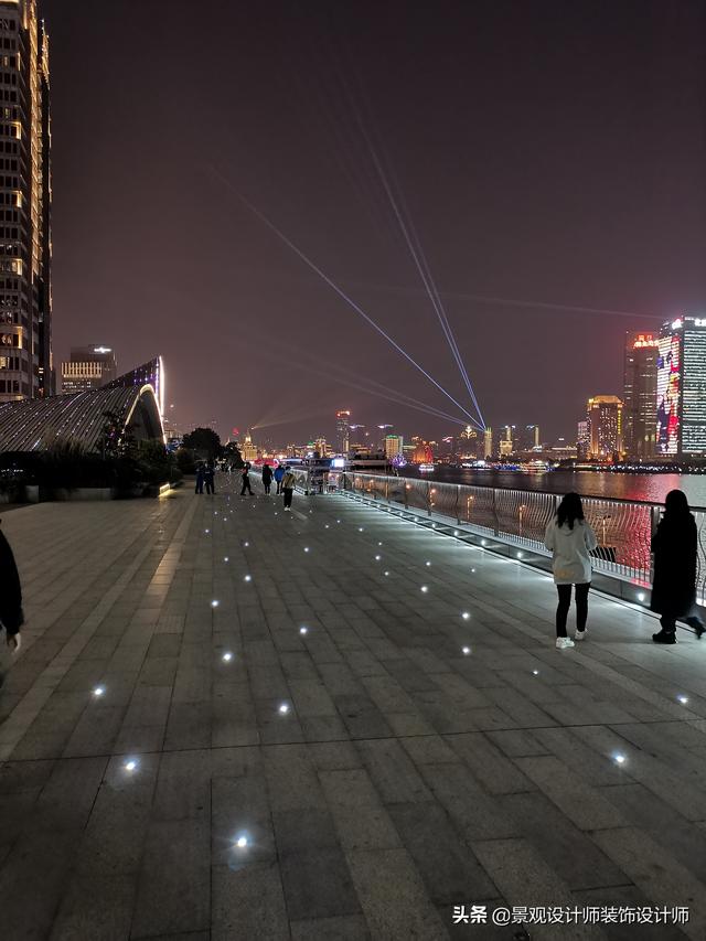 上海外滩夜景图片，外滩夜景美丽迷人让人流连忘返（上海市外滩夜景）