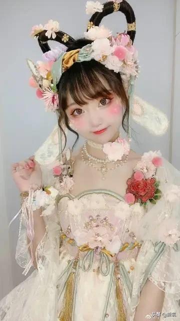 COS迪士尼公主出神入化的网红美少女,被爆抄袭黑料?