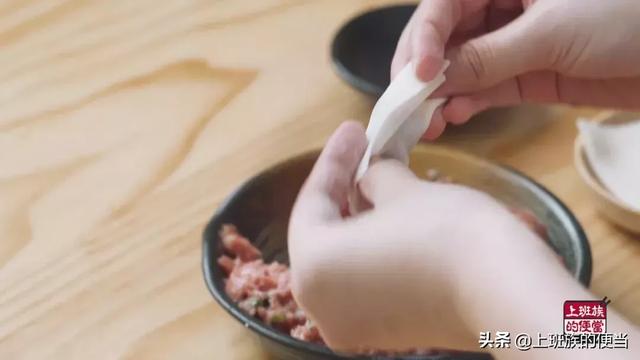 混沌的正确包法教程，馄饨的包法（3分钟教会你三种最简单的包法）